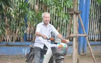 Xúc động người cha 80 tuổi đưa con đi thi vào lớp 10 ở Hà Nội