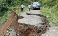Mưa lớn ở Cao Bằng, nhiều nơi bị sạt trượt mặt đường gây đứt gãy