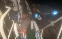 Vùng 4 Hải quân tiếp nhận ngư dân của tàu cá bị đột quỵ về đảo Trường Sa điều trị