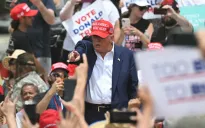 Ông Trump tổ chức vận động tranh cử ở bang Nevada trong đợt nắng nóng thiêu đốt