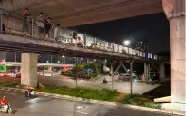 Cầu vượt đi bộ "biến tướng" thành tụ điểm về đêm của các bạn trẻ