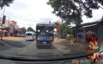 Tài xế xe khách chạy tốc độ cao, vượt đèn đỏ trên Quốc lộ 26