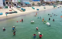 Tết Đoan Ngọ người dân đổ xô đi tắm biển giữa trưa để cầu may