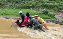 Cảnh sát giao thông Hà Giang đưa 400 du khách nước ngoài qua điểm ngập an toàn