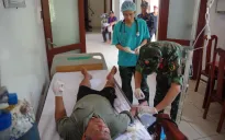 Trung tâm y tế thị trấn Trường Sa cấp cứu ngư dân gặp tai nạn