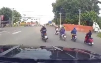Ôm cua gắt, xe container lật nhào