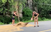 Hình ảnh đáng yêu khách Tây giúp người dân ở Ninh Bình "thu thóc" chạy mưa