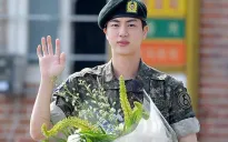 Jin của BTS lý giải lý do đằng sau sự kiện “ôm người hâm mộ”