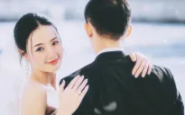 Hé lộ thiệp cưới của Midu, Hoa hậu Thùy Tiên "flex" tốt nghiệp Thạc sĩ