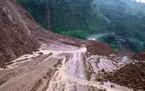 Bắc Bộ và Trung Bộ mưa dông, cảnh báo lũ quét, sạt lở đất vùng núi
