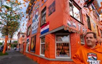 Biến khu phố thành màu cam để cổ vũ bóng đá