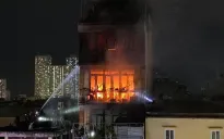 Cháy nhà dân trên phố Định Công Hạ (Hà Nội)