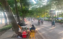 Hà Nội: Tái diễn tình trạng lấn chiếm vỉa hè quanh hồ Linh Đàm