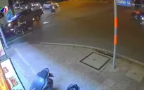 Lao như bay qua ngã tư, xe máy vượt đèn đỏ gây tai nạn