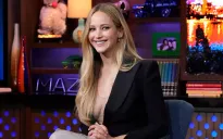 Cô gái vàng của Hollywood làm phim về các bà nội trợ