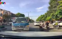 Xe tải lấn đường, chèn ép xe khác để đi ngược chiều