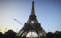 Pháp tăng giá vé tham quan Tháp Eiffel thêm 20% để cứu “bà đầm sắt”