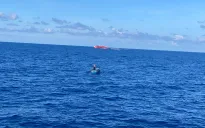 Tìm kiếm một thuyền trưởng tàu cá bị rơi xuống biển mất tích