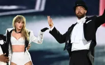 Taylor Swift mang người yêu lên sân khấu