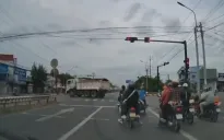 Tước bằng lái với tài xế xe ben vượt đèn đỏ trên quốc lộ 1