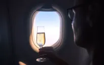 Tại sao không nên đi ngủ ngay sau khi uống rượu trên máy bay?