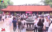 Sĩ tử vượt mưa cầu may trước kỳ thi tốt nghiệp THPT 2024