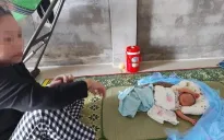Bé gái sơ sinh bị bỏ rơi bên lề đường