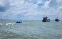 Cứu sống 2 ngư dân bị chìm tàu trên biển Cần Giờ