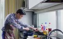 Mình yêu nhau, bình yên thôi - Tập 81: "Phi công" ghi điểm trong mắt chị đẹp nhờ tài nấu ăn "đỉnh của chóp"