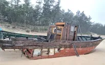 Tiêu hủy ''tàu ma'' trôi dạt vào bờ biển