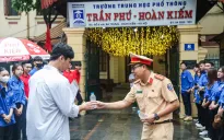 CSGT Hà Nội tiếp sức thí sinh từ sáng sớm
