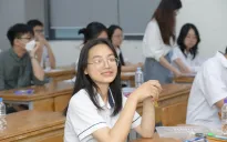 Thí sinh ở Hà Nội vui vẻ, tự tin khi vào phòng thi môn Ngữ văn