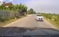 Ô tô con đi ngược chiều, suýt đâm trực diện xe đi đúng luật