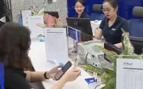 Ngân hàng mở cửa ban đêm hỗ trợ người dân xác thực sinh trắc học