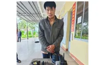 Giả danh công an, yêu cầu người không đội mũ bảo hiểm đưa tiền