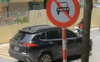 Ô tô đi vào đường cấm, tăng ga bỏ chạy khi thấy CSGT
