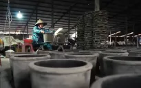Gốm đỏ từ sình đất lấm lem