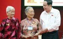 Chủ tịch Quốc hội trao quà tặng người có công với cách mạng tỉnh Hậu Giang