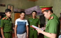 Bắt tạm giam người tình của mẹ trong vụ bạo hành cháu bé 11 tuổi