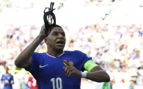 Kylian Mbappé cảm thấy như đang chơi game thực tế ảo khi đeo mặt nạ tại Euro 2024
