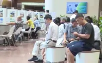 Nhiều người dân đến xác thực sinh trắc học tại ngân hàng