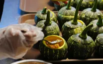 Nhà vô địch Iron Chef Vietnam 2012 trổ tài biến hóa cho sen, cà phê, chuối và dừa