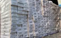 Ngụy trang thuốc lá lậu trong thùng hoa quả rồi vận chuyển bằng xe khách
