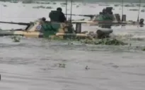 Xe tăng Ấn Độ bị lũ nhấn chìm khi băng qua sông giáp Trung Quốc, 5 binh sĩ thiệt mạng