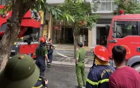 Cháy tòa nhà 8 tầng ở Cầu Giấy (Hà Nội), cảnh sát phải dùng xe thang phá tường
