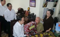 Chủ tịch Quốc hội Trần Thanh Mẫn thăm, tặng quà người có công tại Cần Thơ