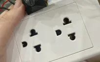 2 cô gái tá hỏa phát hiện camera quay lén đấu trong ổ điện ở nhà trọ