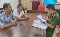 Khởi tố 2 tài xế “xe dù” dàn hàng ngang chèn ép taxi đón khách