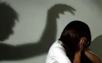 Tạm giữ thợ chụp ảnh hiếp dâm người mẫu 17 tuổi