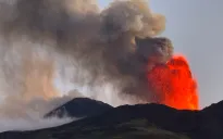 Núi lửa Etna và Stromboli phun trào, Sicily đóng cửa sân bay